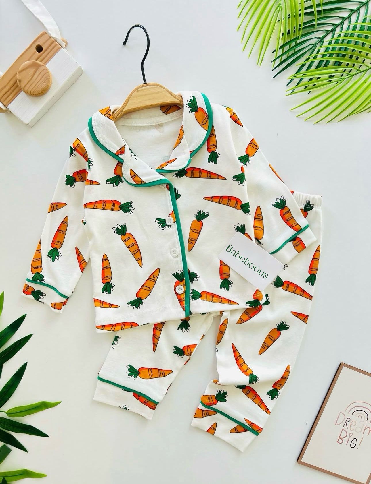 Baby-Pyjama-Set mit Karottenmuster – Nachtwäsche aus Bio-Baumwolle