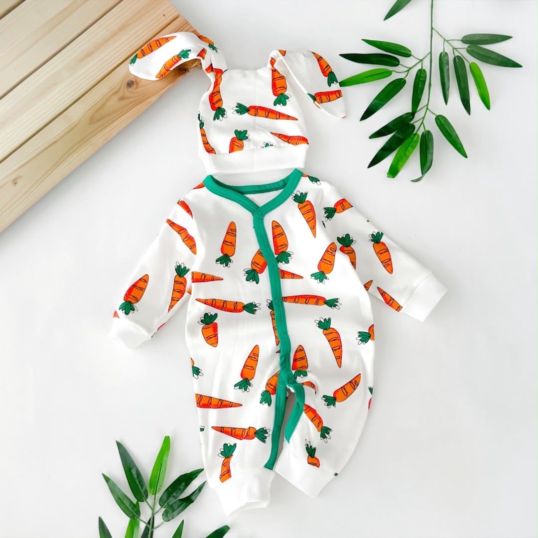 Baby long-sleeve carrot print romper with matching hat