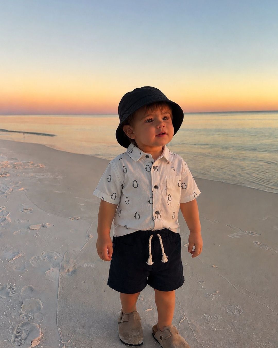 Toddler Penguin Print Shirt & Black Shorts Set with Bucket Hat